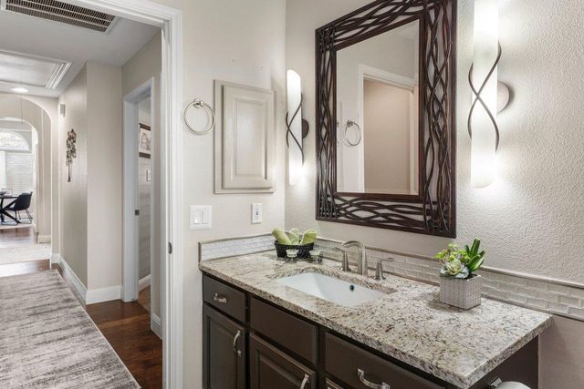 6913 Auckland DR, Austin, TX 78749