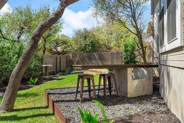 6913 Auckland DR, Austin, TX 78749