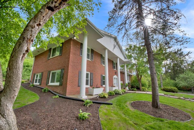 1435 Victoria CIRCLE N, Elm Grove, WI 53122