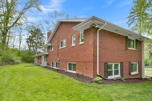 1435 Victoria CIRCLE N, Elm Grove, WI 53122