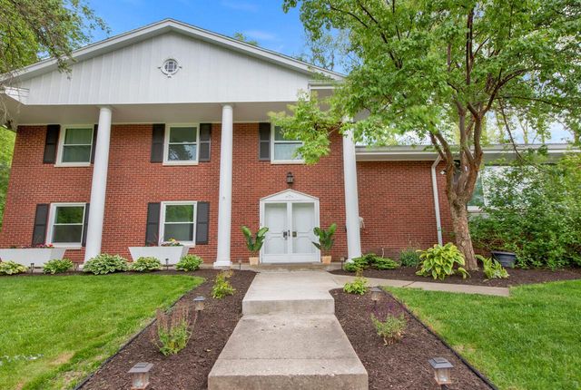 1435 Victoria CIRCLE N, Elm Grove, WI 53122