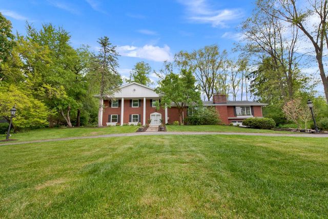 1435 Victoria CIRCLE N, Elm Grove, WI 53122
