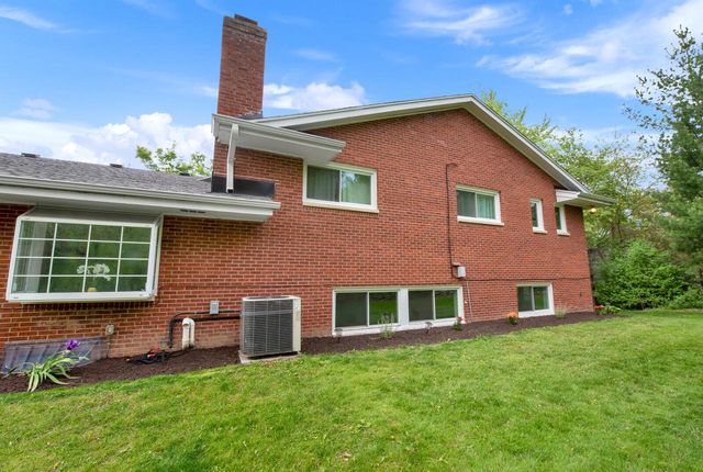 1435 Victoria CIRCLE N, Elm Grove, WI 53122
