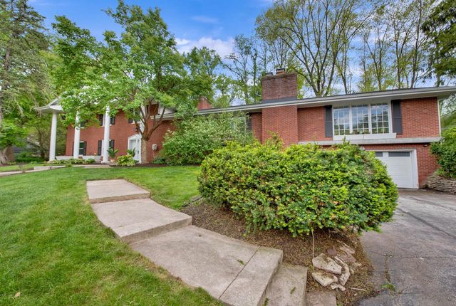 1435 Victoria CIRCLE N, Elm Grove, WI 53122
