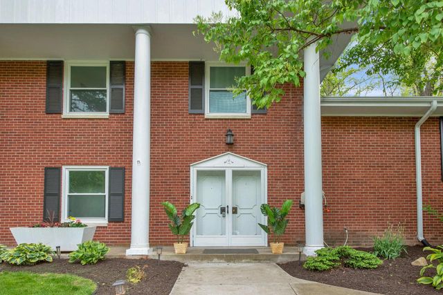 1435 Victoria CIRCLE N, Elm Grove, WI 53122