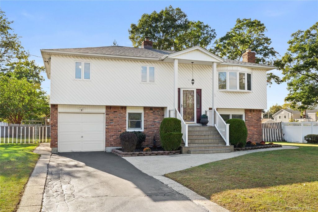 697 East Drive, Lindenhurst, NY 11757 — exterior