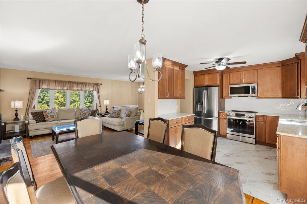 697 East Drive, Lindenhurst, NY 11757 — photo 3