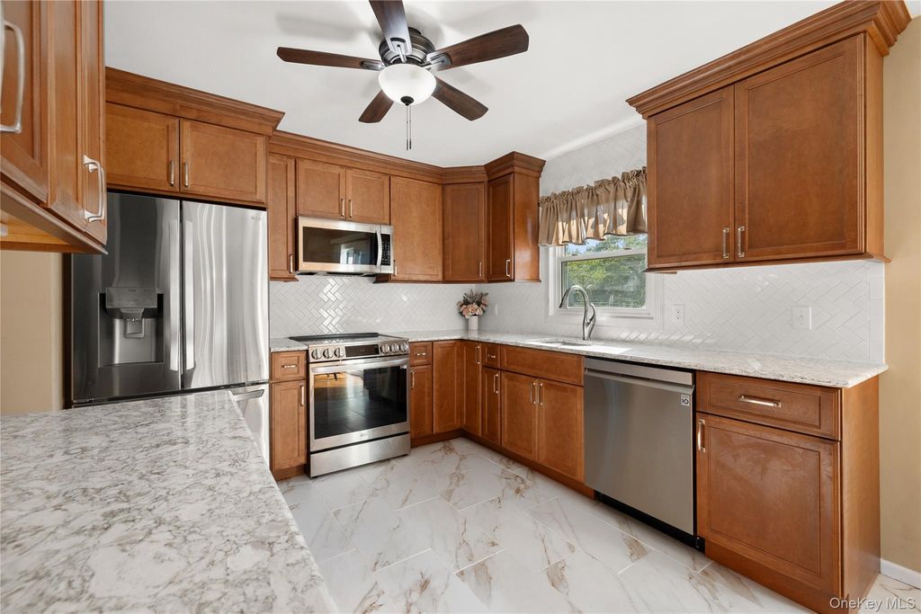 697 East Drive, Lindenhurst, NY 11757 — photo 4
