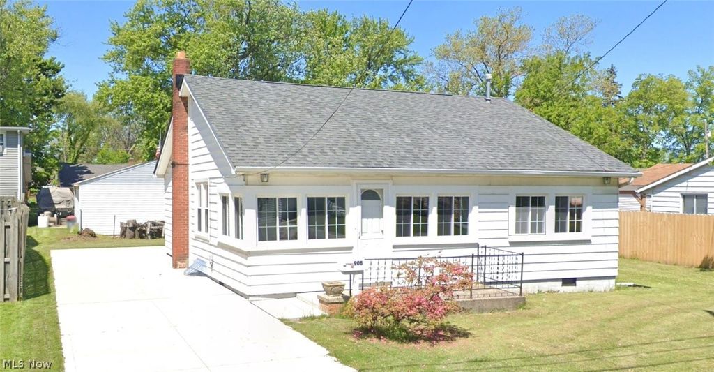 908 Peach Boulevard, Willoughby, OH 44094