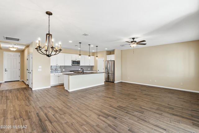 871 N Broken Hills Drive, Green Valley, AZ 85614