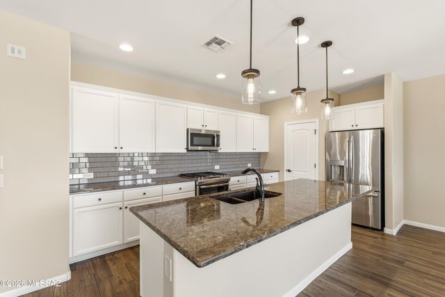 871 N Broken Hills Drive, Green Valley, AZ 85614