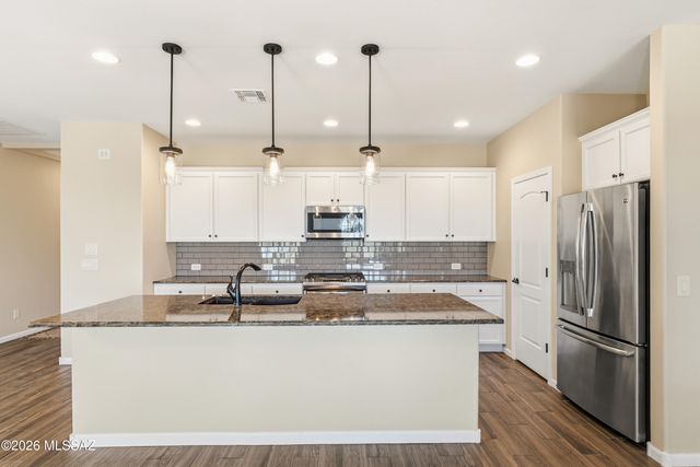 871 N Broken Hills Drive, Green Valley, AZ 85614