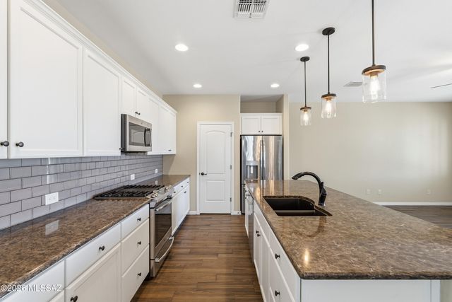 871 N Broken Hills Drive, Green Valley, AZ 85614