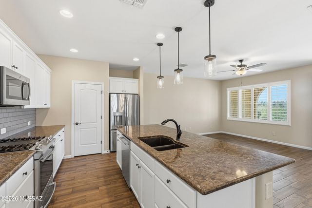 871 N Broken Hills Drive, Green Valley, AZ 85614