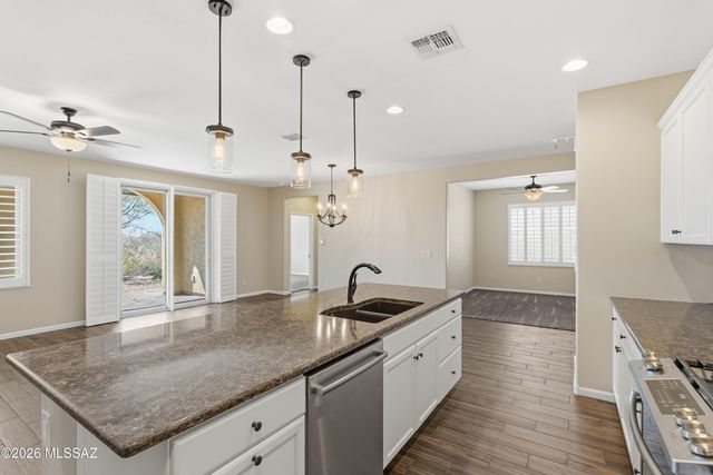 871 N Broken Hills Drive, Green Valley, AZ 85614