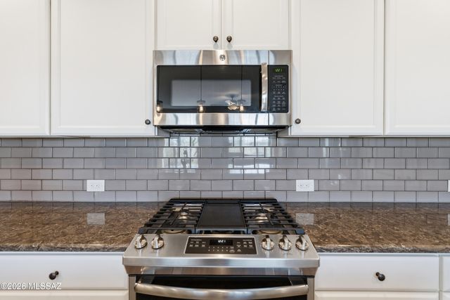 871 N Broken Hills Drive, Green Valley, AZ 85614