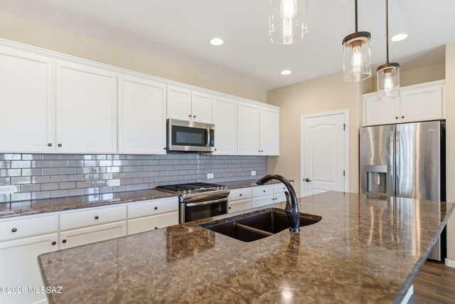 871 N Broken Hills Drive, Green Valley, AZ 85614