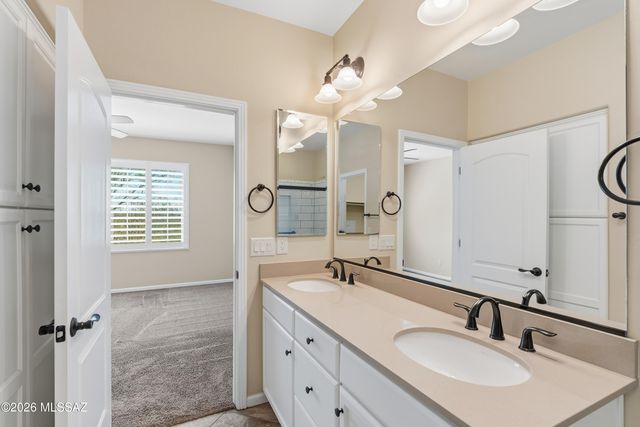 871 N Broken Hills Drive, Green Valley, AZ 85614