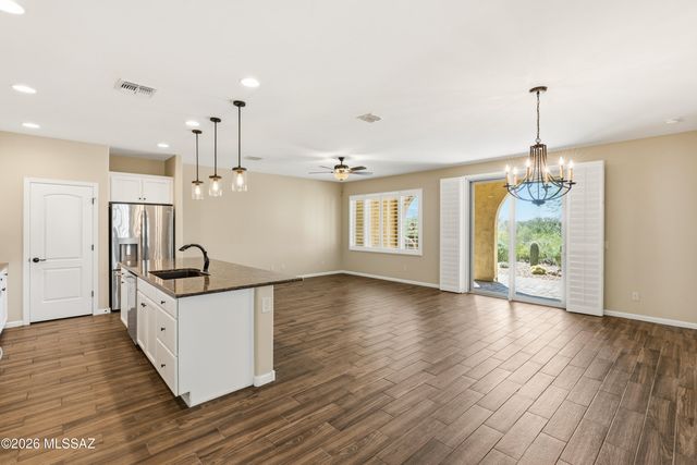 871 N Broken Hills Drive, Green Valley, AZ 85614