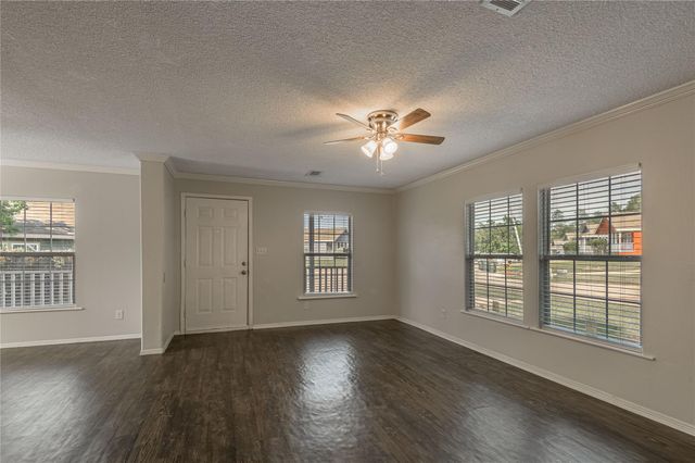 138 Varsity Drive, Huntsville, TX 77340