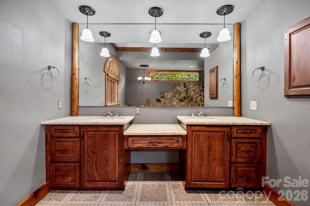 241 Glen Eagle Drive, Waynesville, NC 28786