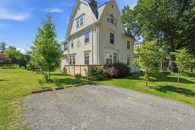 63 Dryads Grn, Northampton, MA 01060