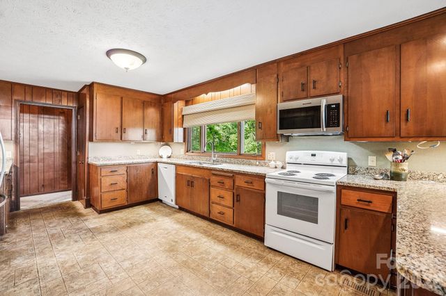 3 Greenbriar Woods Circle, Etowah, NC 28729