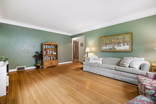 1634 Victoria Street N, Saint Paul, MN 55117