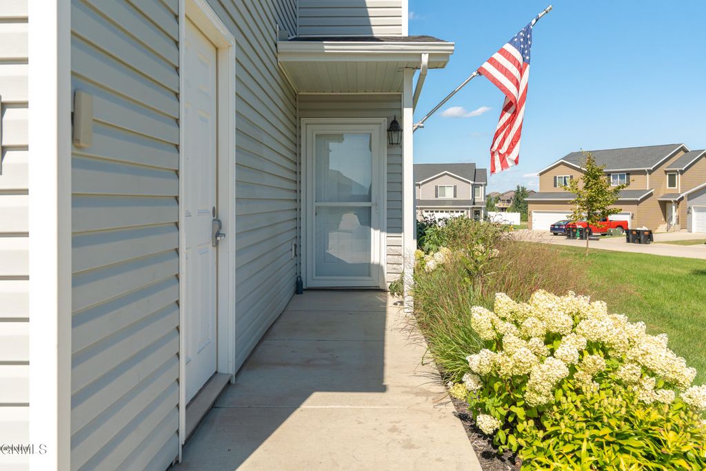 6970 Majestic Loop, Bismarck, ND 58504 photo 2