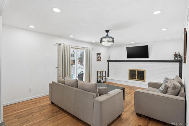 39563 Cadborough Drive, Clinton Charter Township, MI 48038