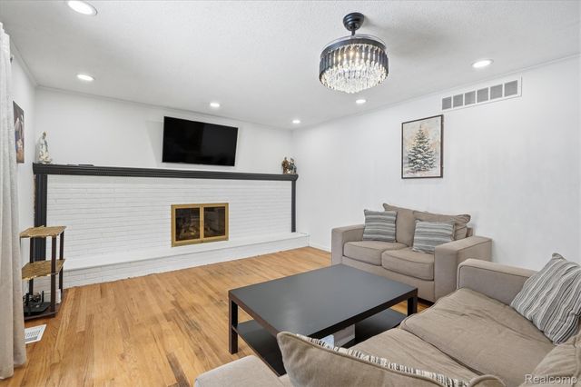 39563 Cadborough Drive, Clinton Charter Township, MI 48038