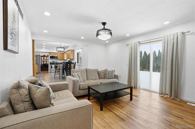 39563 Cadborough Drive, Clinton Charter Township, MI 48038