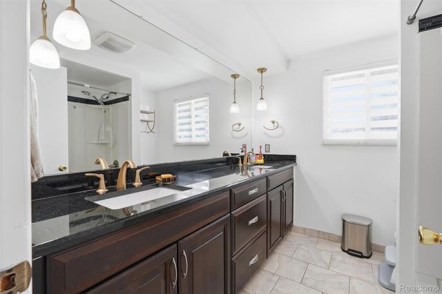 39563 Cadborough Drive, Clinton Charter Township, MI 48038