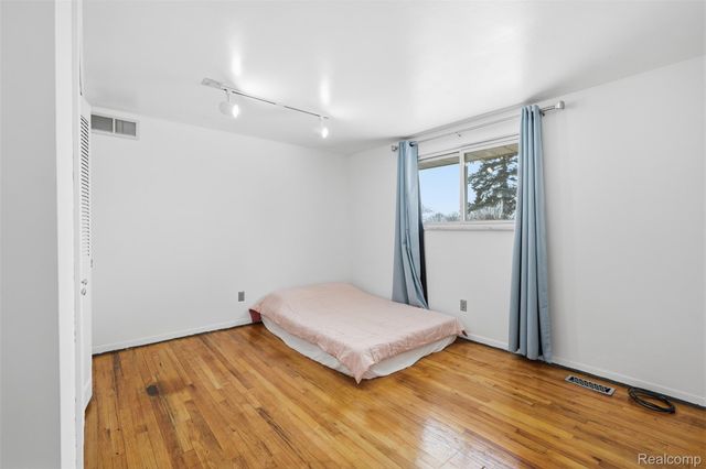 39563 Cadborough Drive, Clinton Charter Township, MI 48038