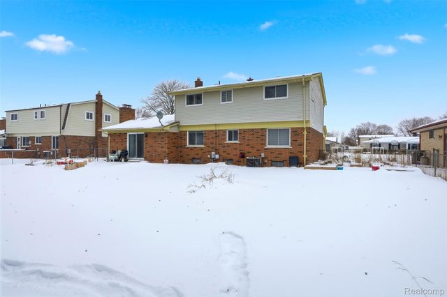 39563 Cadborough Drive, Clinton Charter Township, MI 48038