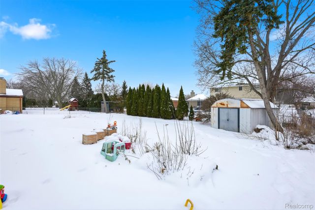 39563 Cadborough Drive, Clinton Charter Township, MI 48038