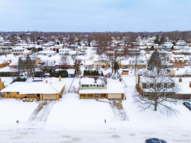 39563 Cadborough Drive, Clinton Charter Township, MI 48038