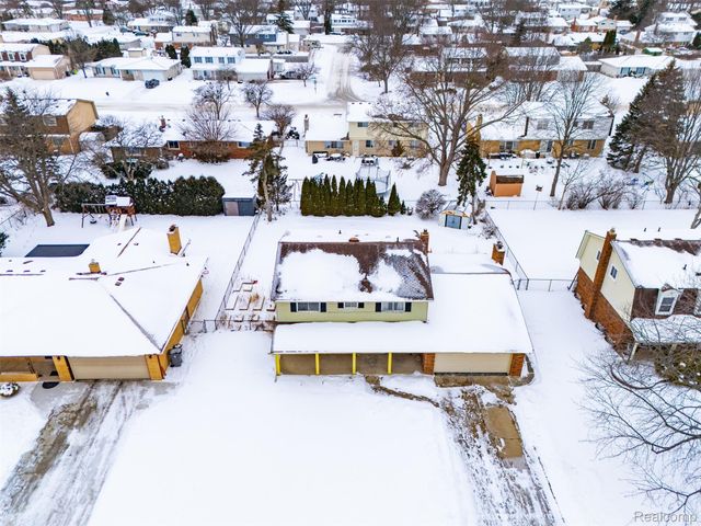 39563 Cadborough Drive, Clinton Charter Township, MI 48038