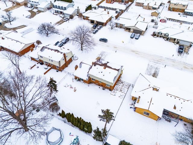 39563 Cadborough Drive, Clinton Charter Township, MI 48038