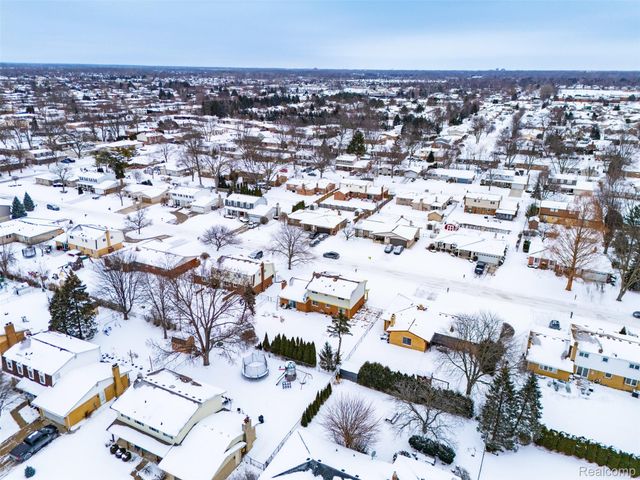 39563 Cadborough Drive, Clinton Charter Township, MI 48038