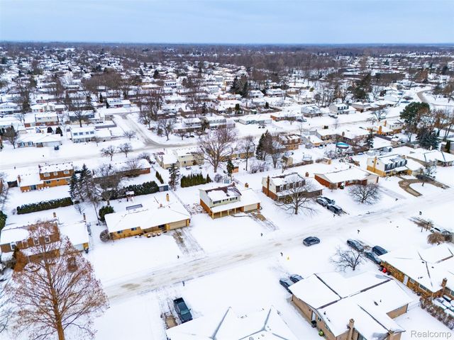 39563 Cadborough Drive, Clinton Charter Township, MI 48038