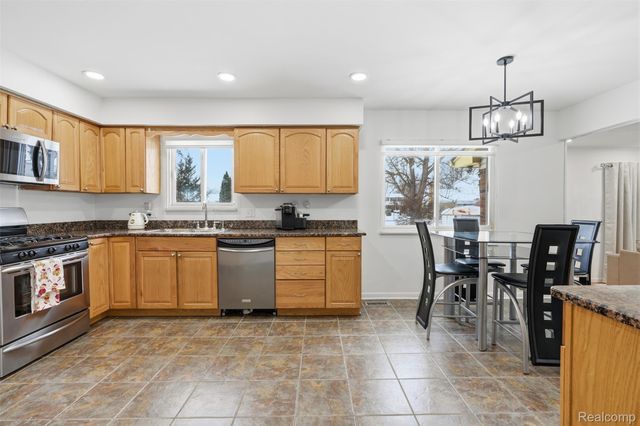 39563 Cadborough Drive, Clinton Charter Township, MI 48038