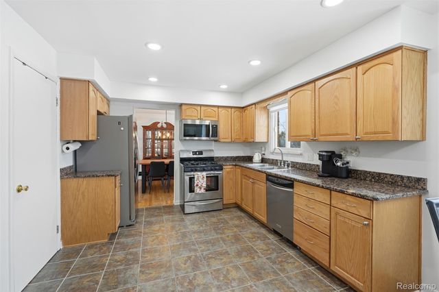 39563 Cadborough Drive, Clinton Charter Township, MI 48038