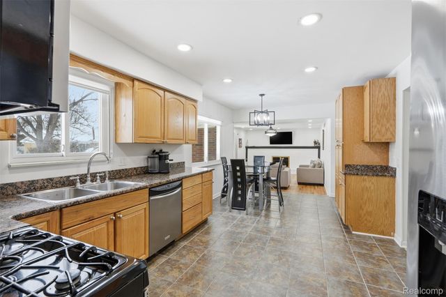 39563 Cadborough Drive, Clinton Charter Township, MI 48038