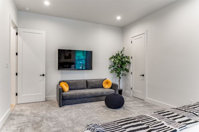 911 Muncie Avenue, Dallas, TX 75212