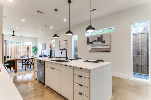 911 Muncie Avenue, Dallas, TX 75212