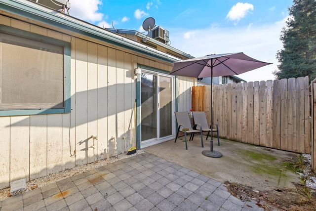 1047 S Pinkham Street, Visalia, CA 93292