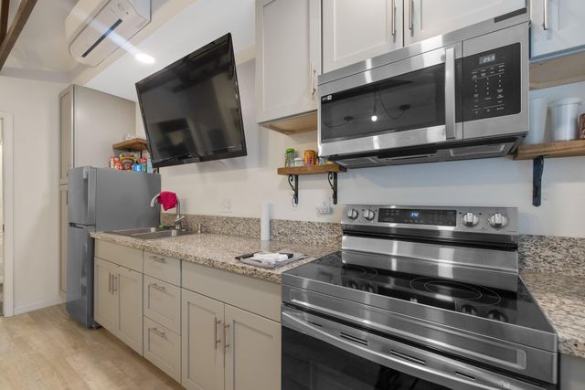 1047 S Pinkham Street, Visalia, CA 93292