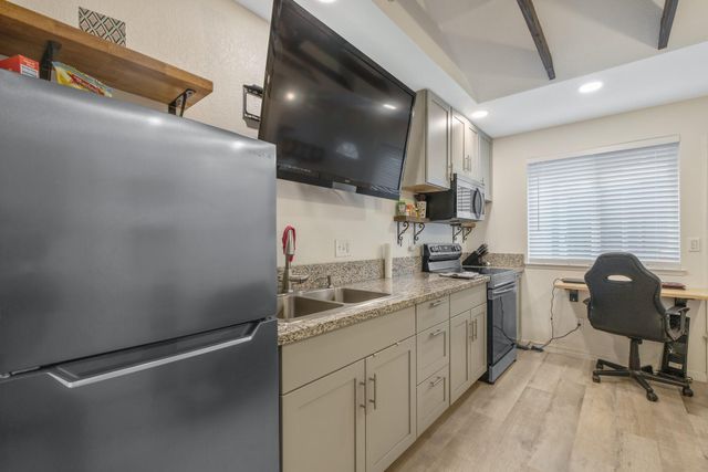 1047 S Pinkham Street, Visalia, CA 93292