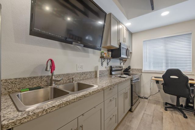 1047 S Pinkham Street, Visalia, CA 93292